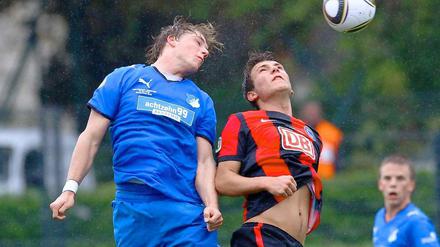 Tränen im Regen. Herthas Tim Scheffler (r.) im Kopfballduell gegen Hoffenheims Robin Neupert.