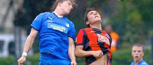 Tränen im Regen. Herthas Tim Scheffler (r.) im Kopfballduell gegen Hoffenheims Robin Neupert.