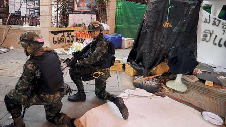 Soldaten sichern das Viertel, das am Tag zuvor noch von Oppositionellen besetzt war.