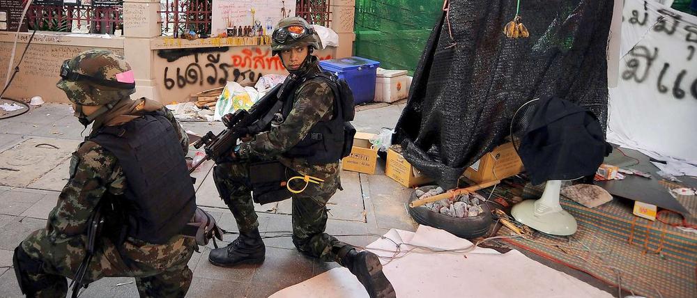 Soldaten sichern das Viertel, das am Tag zuvor noch von Oppositionellen besetzt war.