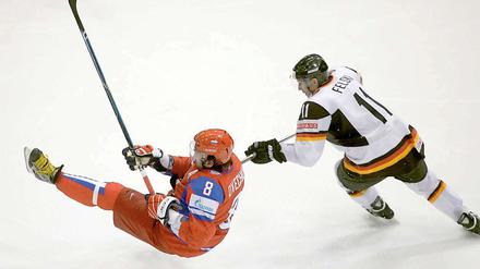 Millionär im Sturzflug. Sven Felski lässt den russischen Superstar Alexander Owetschkin nicht so einfach vorbei.