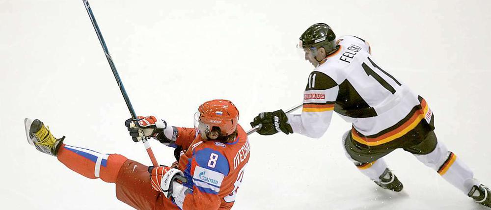 Millionär im Sturzflug. Sven Felski lässt den russischen Superstar Alexander Owetschkin nicht so einfach vorbei.