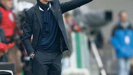 Immer dem Trainer nach. Joachim Löw weist mit einem ausgeklügelten Konzept seinem Team den Weg nach Südafrika. Foto: dpa