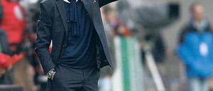 Immer dem Trainer nach. Joachim Löw weist mit einem ausgeklügelten Konzept seinem Team den Weg nach Südafrika. Foto: dpa