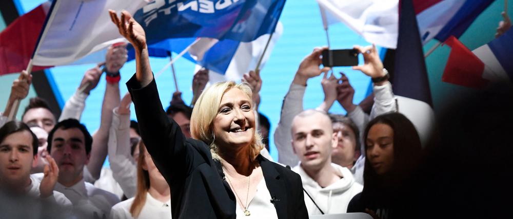 Präsidentschaftskandidatin Marine Le Pen inmitten ihrer Unterstützer in Reins.