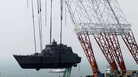 April: Der Bug des südkoreanischen Kriegsschiffs "Cheoan" wird im Gelben Meer geborgen.