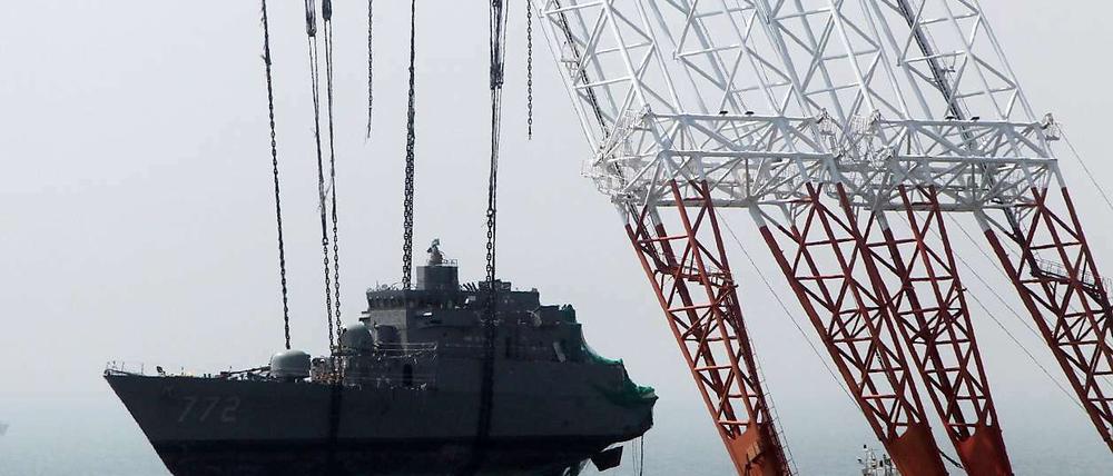 April: Der Bug des südkoreanischen Kriegsschiffs "Cheoan" wird im Gelben Meer geborgen.