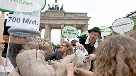Was man mit Geld alles tun könnte. Zum Beispiel die Armut und den Klimawandels bekämpfen.
