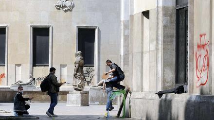 Ermittler suchen am Tatort nach Spuren.