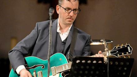 Bunte Gitarre, ernste Miene: Richard Hawley am Mittwoch in der Passionskirche.