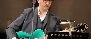 Bunte Gitarre, ernste Miene: Richard Hawley am Mittwoch in der Passionskirche.