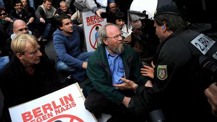 Bundestagsvizepraesident Wolfgang Thierse beteiligte sich am 1. Mai in Prenzlauer Berg an einer Sitzblockade gegen einen Neonazi-Aufmarsch.