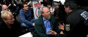 Bundestagsvizepraesident Wolfgang Thierse beteiligte sich am 1. Mai in Prenzlauer Berg an einer Sitzblockade gegen einen Neonazi-Aufmarsch.