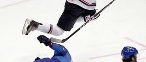 Ins Straucheln geraten. Das hochgehandelte US-Team spielte bei der WM nicht um die Medaillen, sondern gegen den Abstieg. Hier fliegt T.J. Galiardi beim 3:2-Sieg gegen Italien über Gegenspieler Trevor Johnson.