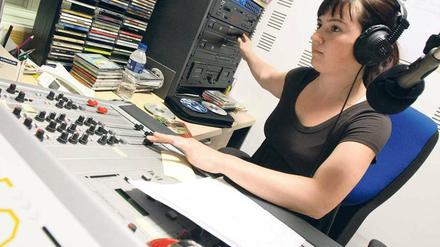 Nur eine Webadresse entfernt. Der Internetradiosender info7.com ist ein Projekt der baskischen Tageszeitung „Gara“. Foto: Bodo Marks, dpa