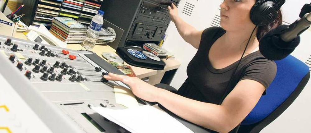 Nur eine Webadresse entfernt. Der Internetradiosender info7.com ist ein Projekt der baskischen Tageszeitung „Gara“. Foto: Bodo Marks, dpa