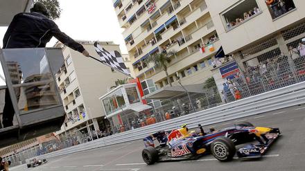Mark Webber fährt als Erster über den Zielstrich.