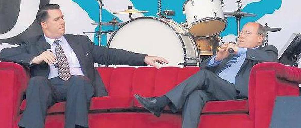 Auf der roten Couch. Andrej Hermlin, Bandleader des Swing Dance Orchestra, und Gregor Gysi im Gespräch.