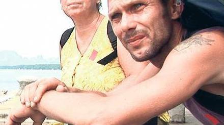 Der missbrauchte Mann. Michael Stock, Dokumentarfilmer in eigener Sache, nähert sich seinem Vatertrauma – auf einer Thailandreise mit der Mutter.