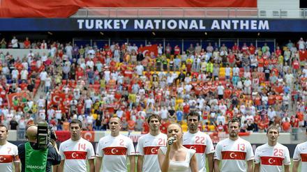Zu viel Soul für die Nationalhymne? Hadise singt im Stadion.