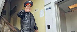 Der Tatort. Ein Korb mit Blumen hängt am 8. Oktober 2006 am Treppengeländer des Wohnhauses der russischen Journalistin Anna Politowskaja in Moskau.