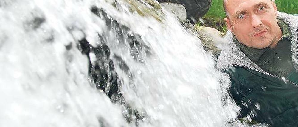 Am rauschenden Bach. Mike Röhrdanz ist der Fachmann fürs Wasser im Britzer Garten.