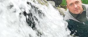 Am rauschenden Bach. Mike Röhrdanz ist der Fachmann fürs Wasser im Britzer Garten.