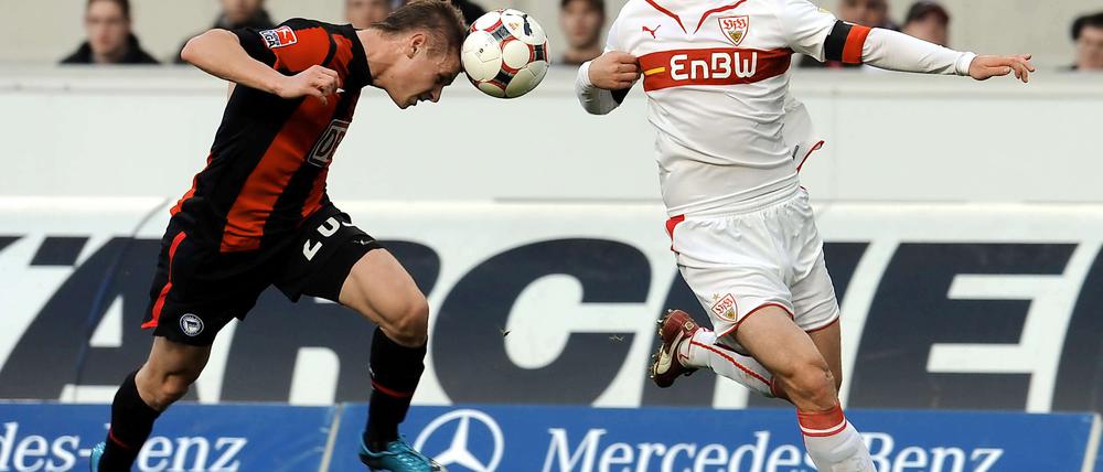 Lukas Pisczek (l., im Bild mit dem Stuttgarter Thomas Hitzlsperger) beim Kopfball. Nächste Saison trägt er schwarz-gelb.