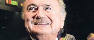 Am Kragen gepackt. Der umstrittene Fifa-Boss Sepp Blatter will auf dem Fifa-Kongress zur Wiederwahl antreten – ohne Gegenkandidat. 