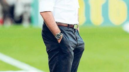 Kritischer Blick. Eine gute Bundesliga-Saison reicht Joachim Löw nicht mehr, um Spieler dauerhaft ins Team zu holen. Er will Profis von Spitzenklasse. 