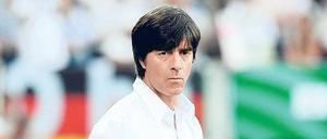 Kritischer Blick. Eine gute Bundesliga-Saison reicht Joachim Löw nicht mehr, um Spieler dauerhaft ins Team zu holen. Er will Profis von Spitzenklasse. 