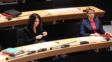Abgeornetenhaus Berlin 27.01.2022, Berlin ,Germany, Abgeordnetenhaus Berlin, 5. Sitzung der 19. Wahlperiode, Regierungserklaerung hier mit Aktentaschen zu spaet Senatsverwaltung für Umwelt, Mobilität, Verbraucher- und Klimaschutz: Senatorin Bettina Jarasch mit Blicken zu Franziska Giffey, Berlin Berlin Germany *** Abgeornetenhaus Berlin 27 01 2022, Berlin ,Germany, House of Representatives Berlin, 5 session of the 19 election period, government declaration here with briefcases too late Senate Department for the Environment, Mobility, Consumers and Climate Protection Senator Bettina Jarasch with looks to Franziska Giffey, Berlin Berlin Germany 