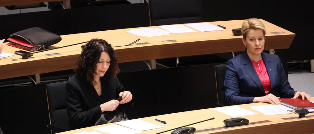 Abgeornetenhaus Berlin 27.01.2022, Berlin ,Germany, Abgeordnetenhaus Berlin, 5. Sitzung der 19. Wahlperiode, Regierungserklaerung hier mit Aktentaschen zu spaet Senatsverwaltung für Umwelt, Mobilität, Verbraucher- und Klimaschutz: Senatorin Bettina Jarasch mit Blicken zu Franziska Giffey, Berlin Berlin Germany *** Abgeornetenhaus Berlin 27 01 2022, Berlin ,Germany, House of Representatives Berlin, 5 session of the 19 election period, government declaration here with briefcases too late Senate Department for the Environment, Mobility, Consumers and Climate Protection Senator Bettina Jarasch with looks to Franziska Giffey, Berlin Berlin Germany 