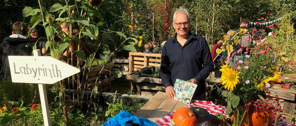 Ein Grüner und seine grüne Oase. Notker Schweikhardt im Garten am Kleistpark.