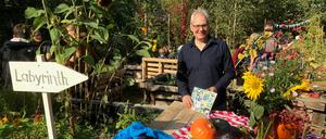 Ein Grüner und seine grüne Oase. Notker Schweikhardt im Garten am Kleistpark.