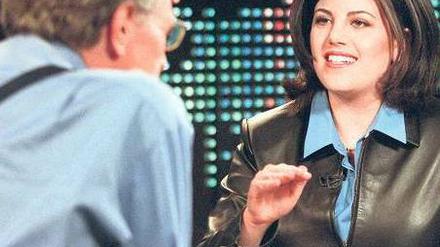 Breaking News. Wenn Larry King (linkes Bild) in seine Talkshow „Larry King Live“ einlädt, kommt auch Monica Lewinsky vorbei, die Mitte der 90er Jahre eine Affäre mit US-Präsident Bill Clinton hatte. Als im ersten Golfkrieg Anfang 1991 die Bomben auf Bagdad fielen, stand Peter Arnett (rechts) auf einem Hoteldach der irakischen Hauptstadt und berichtete live. Fotos: Eyedea Presse/laif, dpa