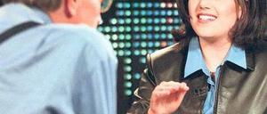 Breaking News. Wenn Larry King (linkes Bild) in seine Talkshow „Larry King Live“ einlädt, kommt auch Monica Lewinsky vorbei, die Mitte der 90er Jahre eine Affäre mit US-Präsident Bill Clinton hatte. Als im ersten Golfkrieg Anfang 1991 die Bomben auf Bagdad fielen, stand Peter Arnett (rechts) auf einem Hoteldach der irakischen Hauptstadt und berichtete live. Fotos: Eyedea Presse/laif, dpa