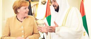 Im Palast des Präsidenten. Bundeskanzlerin Angela Merkel und der Staatschef der Vereinigten Arabischen Emirate, Scheich Chalifa Bin Sajed al Nahajan, unterhalten sich in Abu Dhabi. Foto: Rainer Jensen/dpa