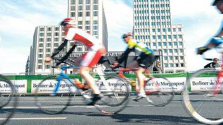 Treten, was das Zeug hält. Rund 12 000 werden am Sonntag zum dritten Velothon-Radrennen in Berlin erwartet. Foto: ddp/Gottschalk