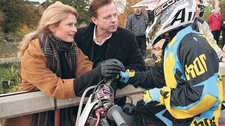Rasant: Kommissar Wallander (Krister Henriksson, Mitte) und Staatsanwältin Katarina Ahlsells (Lena Endre), die gerade ihrem Sohn Elias (Noah Waldfogel) zum Motocross-Sieg gratuliert, kommen sich näher. Foto: ARD Degeto