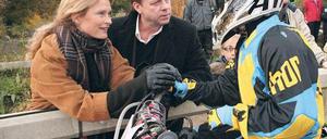 Rasant: Kommissar Wallander (Krister Henriksson, Mitte) und Staatsanwältin Katarina Ahlsells (Lena Endre), die gerade ihrem Sohn Elias (Noah Waldfogel) zum Motocross-Sieg gratuliert, kommen sich näher. Foto: ARD Degeto