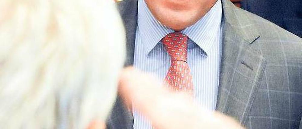 Kalkuliertes Risiko. In seine Vorwärtsstrategie hat Verteidigungsminister Karl-Theodor zu Guttenberg auch die Rückendeckung der Kanzlerin eingeplant. Foto: Maurizio Gambarini/dpa