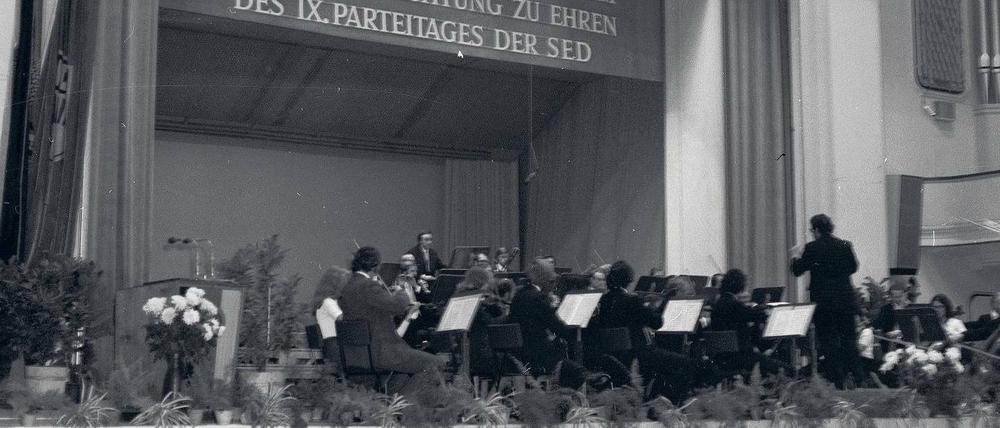 „Höchste Leistungen zu Ehren der SED“. Immatrikulationsfeier an der Universität Leipzig im Jahr 1975. Einige Fächer wie die Pädagogik waren ideologisch besonders belastet – während die Naturwissenschaften vermeintlich neutral waren. Foto: dpa