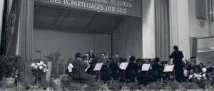 „Höchste Leistungen zu Ehren der SED“. Immatrikulationsfeier an der Universität Leipzig im Jahr 1975. Einige Fächer wie die Pädagogik waren ideologisch besonders belastet – während die Naturwissenschaften vermeintlich neutral waren. Foto: dpa