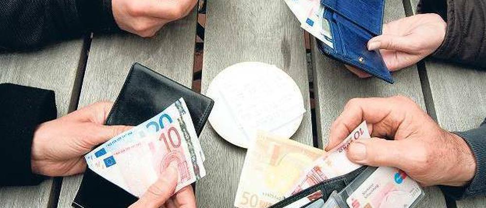 Zahlen bitte! Abhängig vom Urlaubsland sollten im Portemonnaie mehr Karten oder mehr Bares stecken. Nach Empfehlung des Bankenverbands gehört aber nicht mehr als ein Drittel des Reisebudgets bar ins Gepäck. Foto: dpa