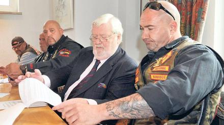 Vertragen. Der Chef der Hells Angels Hannover, Frank Hanebuth, sitzt am Mittwoch neben Vermittleranwalt Götz von Fromberg in dessen Kanzlei. Hanebuth und Bandidos-Boss Peter Maczollek (links) hatten beim Unterzeichnen ihres Abkommens erklärt, sie hätten zuvor mit den Rockerchefs in Berlin eindringlich über den Nichtangriffspakt gesprochen. Foto: dpa