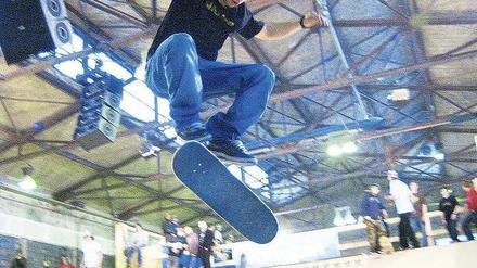 Anlass zu Freudensprüngen: Skater, Kletterer, Kinogänger, Künstler und Kunsthandwerker bleiben auf dem RAW-Areal.