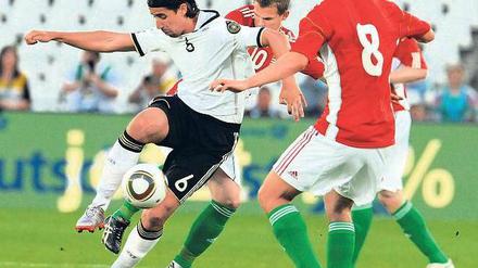 Führt Ball und Spieler. Khedira erhielt für seinen Auftritt Lob vom Bundestrainer. Foto: dpa