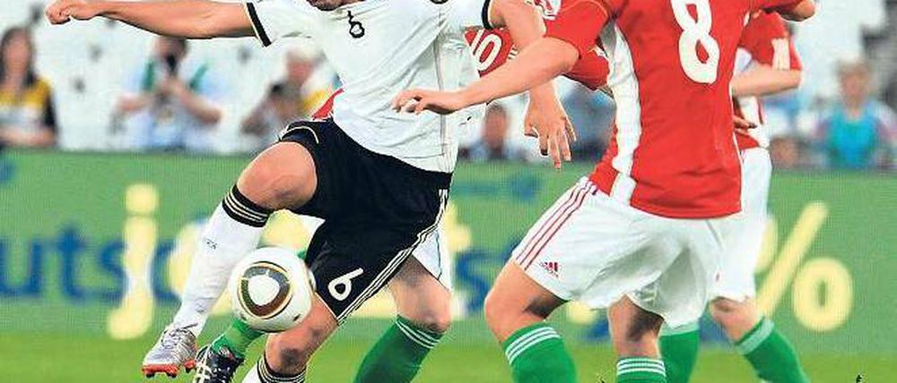 Führt Ball und Spieler. Khedira erhielt für seinen Auftritt Lob vom Bundestrainer. Foto: dpa
