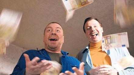 Der etwas andere Lottogewinn. Günther (Armin Rohde, links) und Wolfgang (Ludger Pistor) sind langzeitarbeitslos. Dann aber findet sich ein Koffer voll Geld. Foto: ARD